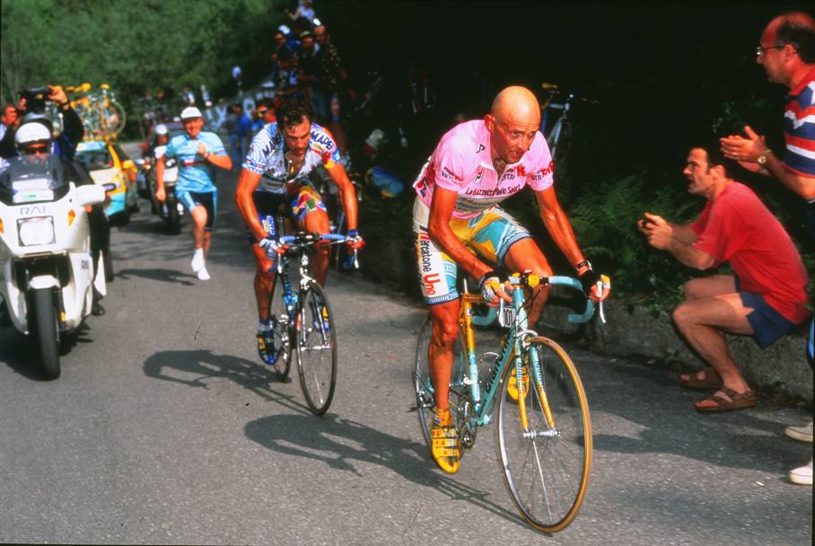 Giro d’Italia, 4 giugno 1998. Pantani, in foto con Tonkov, vince la 19a tappa da Cavalese a Pian di Montecampione (Bettini)